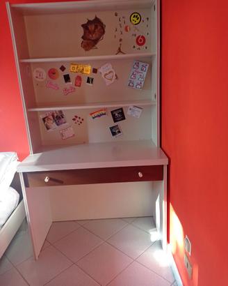 Scrivania con libreria sovrapposta