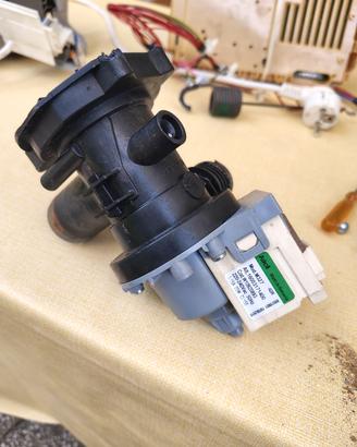 Pompa scarico acqua lavatrice Indesit