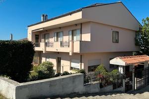 Casa singola con 2 appartamenti con ingresso auton
