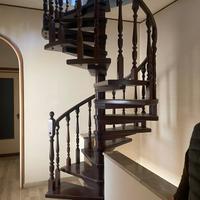 Scala a chiocciola in legno