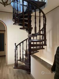 Scala a chiocciola in legno