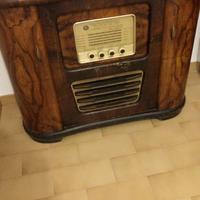 Radio anni '40, con mobile bar e giradischi.