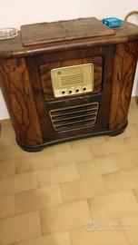 Radio anni '40, con mobile bar e giradischi.