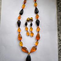 Collana e orecchini in ambra