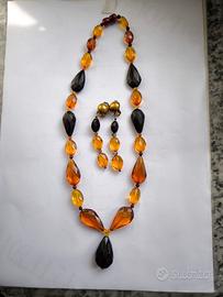 Collana e orecchini in ambra