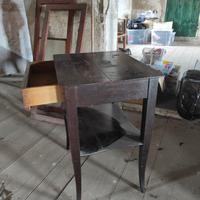 Tavolinetto in legno con cassetto