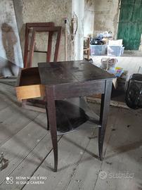 Tavolinetto in legno con cassetto