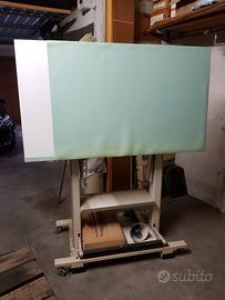 TAVOLO DA DISEGNO CON TECNIGRAFO E LAMPADA