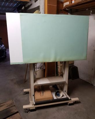 TAVOLO DA DISEGNO CON TECNIGRAFO E LAMPADA