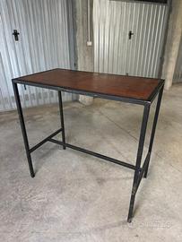 Tavolo in legno e metallo di alta qualità