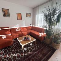 Divano componibile e tavolino da salotto in legno