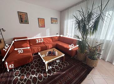 Divano componibile e tavolino da salotto in legno