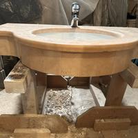 Lavandino con top in pietra rosa e rubinetto Grohe