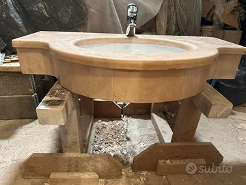 Lavandino con top in pietra rosa e rubinetto Grohe