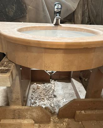 Lavandino con top in pietra rosa e rubinetto Grohe