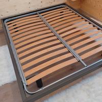 Letto matrimoniale in metallo con rete in doghe 