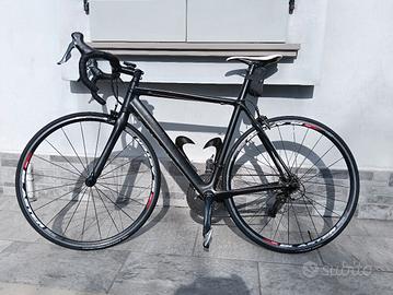 bicicletta da corsa con telaio in carbonio 