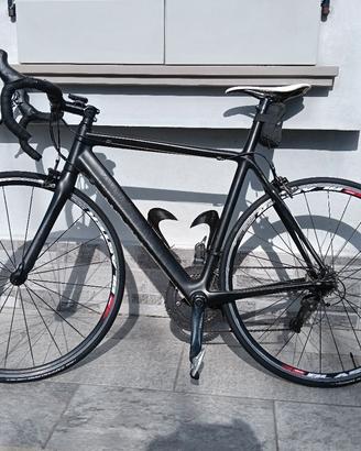 bicicletta da corsa con telaio in carbonio 