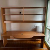 Scrivania con librearia