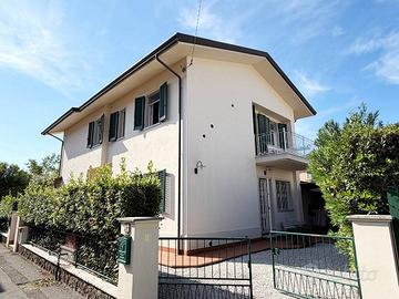 Villa di 240 m² con più di 5 locali a Forte dei Ma