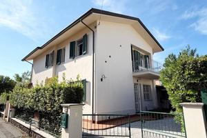 Villa di 240 m² con più di 5 locali a Forte dei Ma