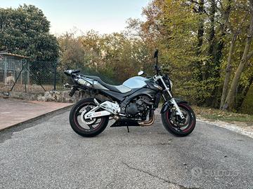 Suzuki gsr 600 con doppio scarico Leo vince