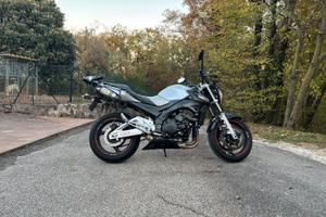 Suzuki gsr 600 con doppio scarico Leo vince