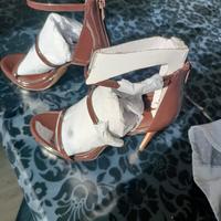 Sandalo con tacco a spillo 