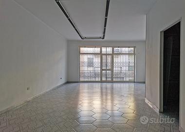 Ampio Spazio Commerciale/Ufficio Via Gramsci