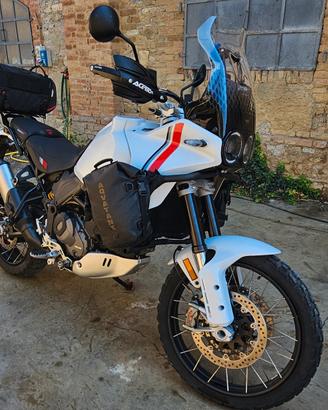 Ducati Desert X 2023 con accessori