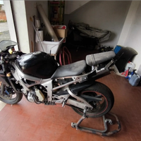 Yamaha r6 anno 2002 - con due motori da riparare