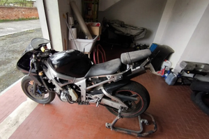 Yamaha r6 anno 2002 - con due motori da riparare
