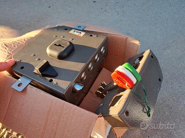 Serratura a pompa, triplice, con chiavi