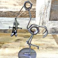 Cicogna con bebè neonato, scultura viti e bulloni.