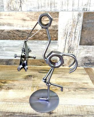 Cicogna con bebè neonato, scultura viti e bulloni.