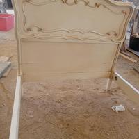 Due letti singoli stile liberty in legno decorato 