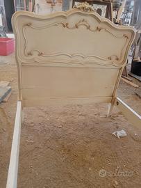 Due letti singoli stile liberty in legno decorato 