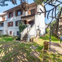 VILLA A SCHIERA D'ANGOLO A RESCALDINA