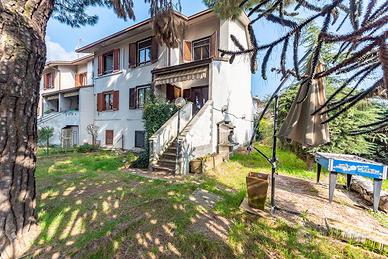 VILLA A SCHIERA D'ANGOLO A RESCALDINA