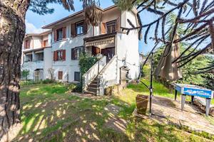 VILLA A SCHIERA D'ANGOLO A RESCALDINA