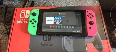 Nintendo Switch V2 (Batteria Migliorata) + 4 Joy-C