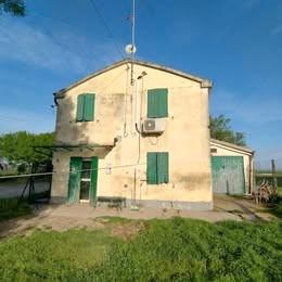 Casa indipendente con ampio giardino 2 garage