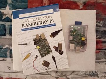 Raspberry Pi 1B con case trasparente, SD e libro