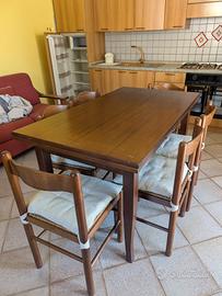 Tavolo completo di sedie