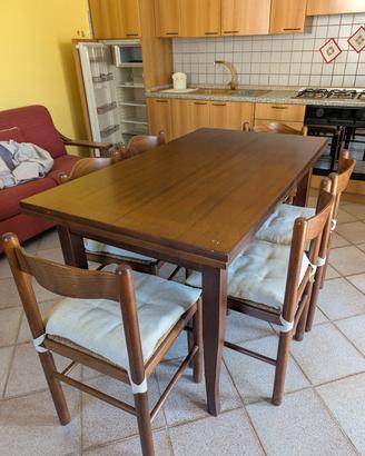 Tavolo completo di sedie