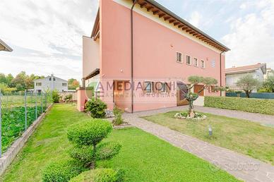 Villa di 80 m² con più di 5 locali e box auto a Sp