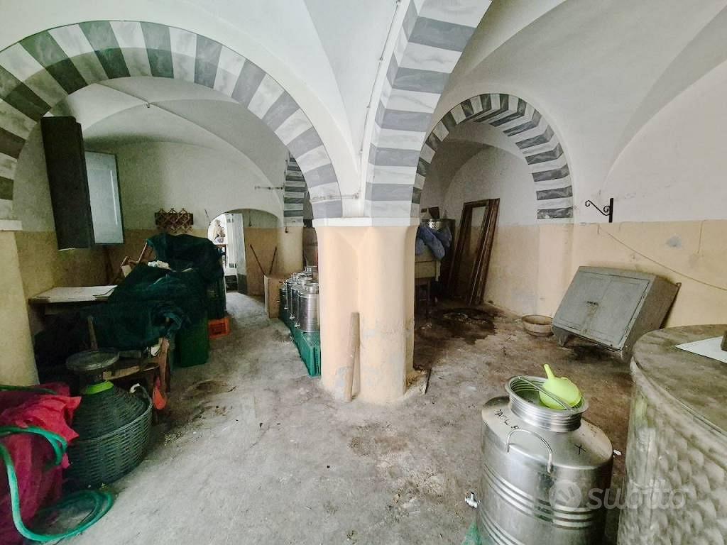 Rustico / Casale di 370 m² con più di 5 locali a C - Vista 4