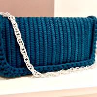 Pochette ricamata a mano