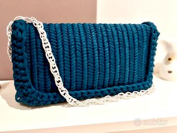Pochette ricamata a mano