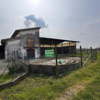 CAPANNONE DAGLI AMPI SPAZI CON POSSIBILITA' DI...